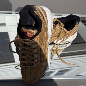 Nike air max 95 metallic gold Sneakers size 6
